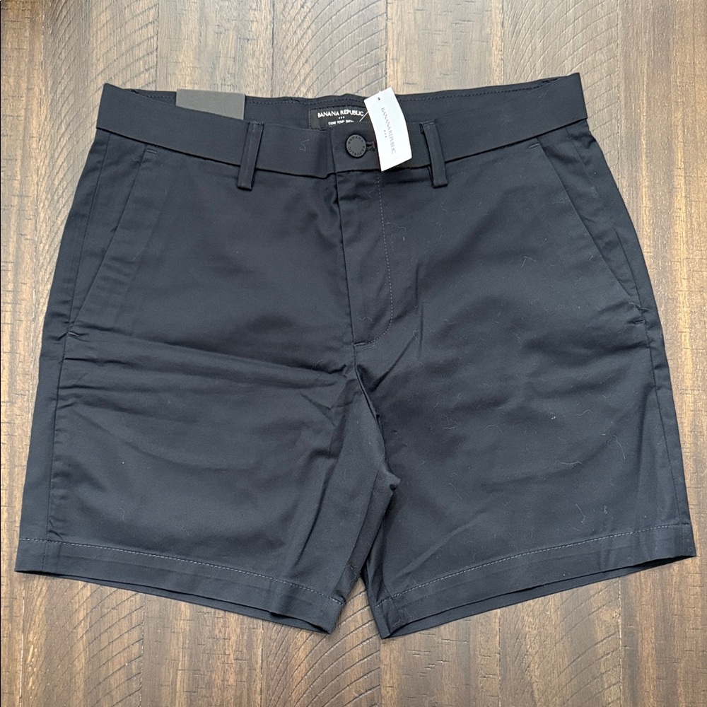 Banana Republic Men's Black Flat Front Shorts - 7” Men’s Size 32 NEW